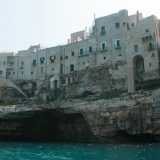 Ed � proprio sotto queste abitazioni che si trova la prima cavit� marina, che ci accoglie con la sua �bocca� rocciosa spalancata. �Questa � la �grotta della cattedrale� � ci dice Dorino -, chiamata cos� perch� in passato preti e suore scendevano per fare il bagno tramite una scaletta�